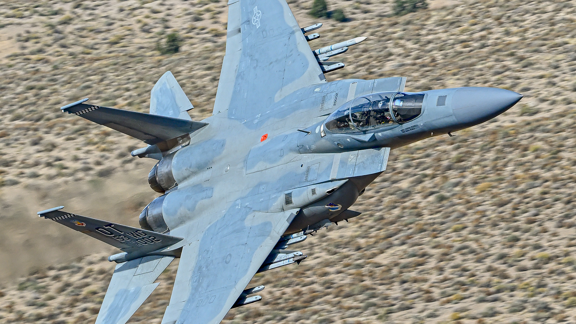 Un Boeing F-15EX de la USAF vuela a bajo nivel en Nevada.