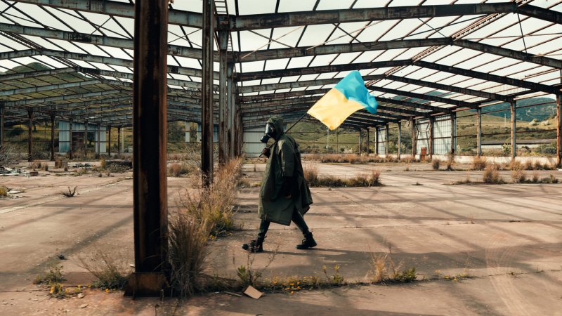 Mariupol man with gas mask and flag