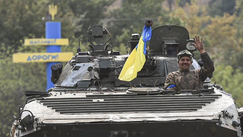 Kharkiv offensive IFV w/Ukraine flag