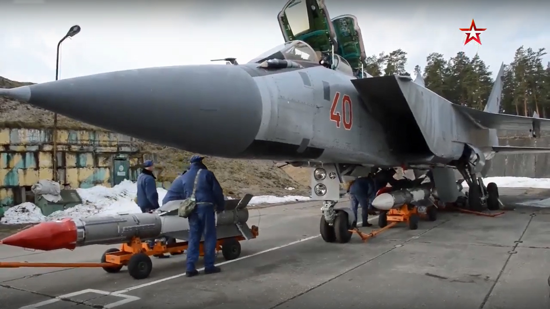 1a-R-33-AAMs-loaded-on-MiG-31BM-at-Khotilovo-base-2020cZvezda-TV.jpg