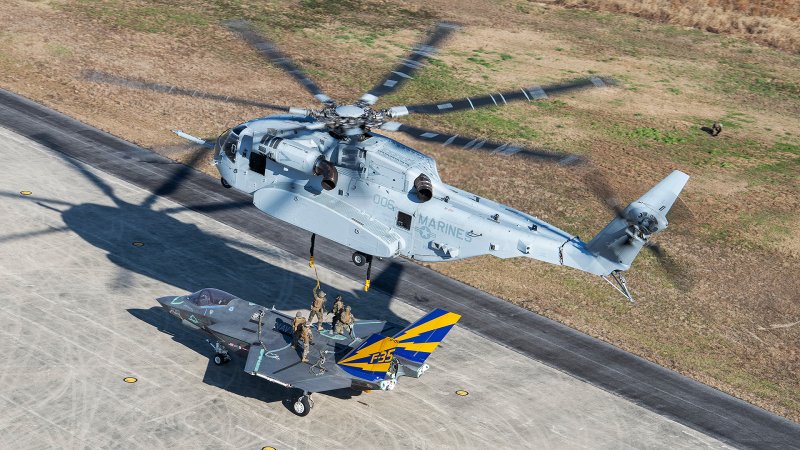 CF-1 lift with VMX-1 CH-53K