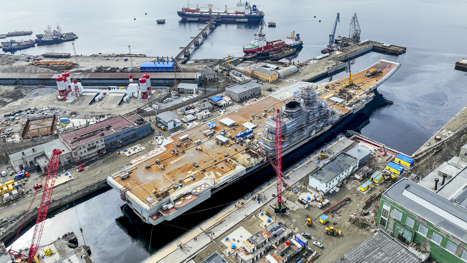 Russian aircraft carrier Admiral Kuznetsov leaves drydock