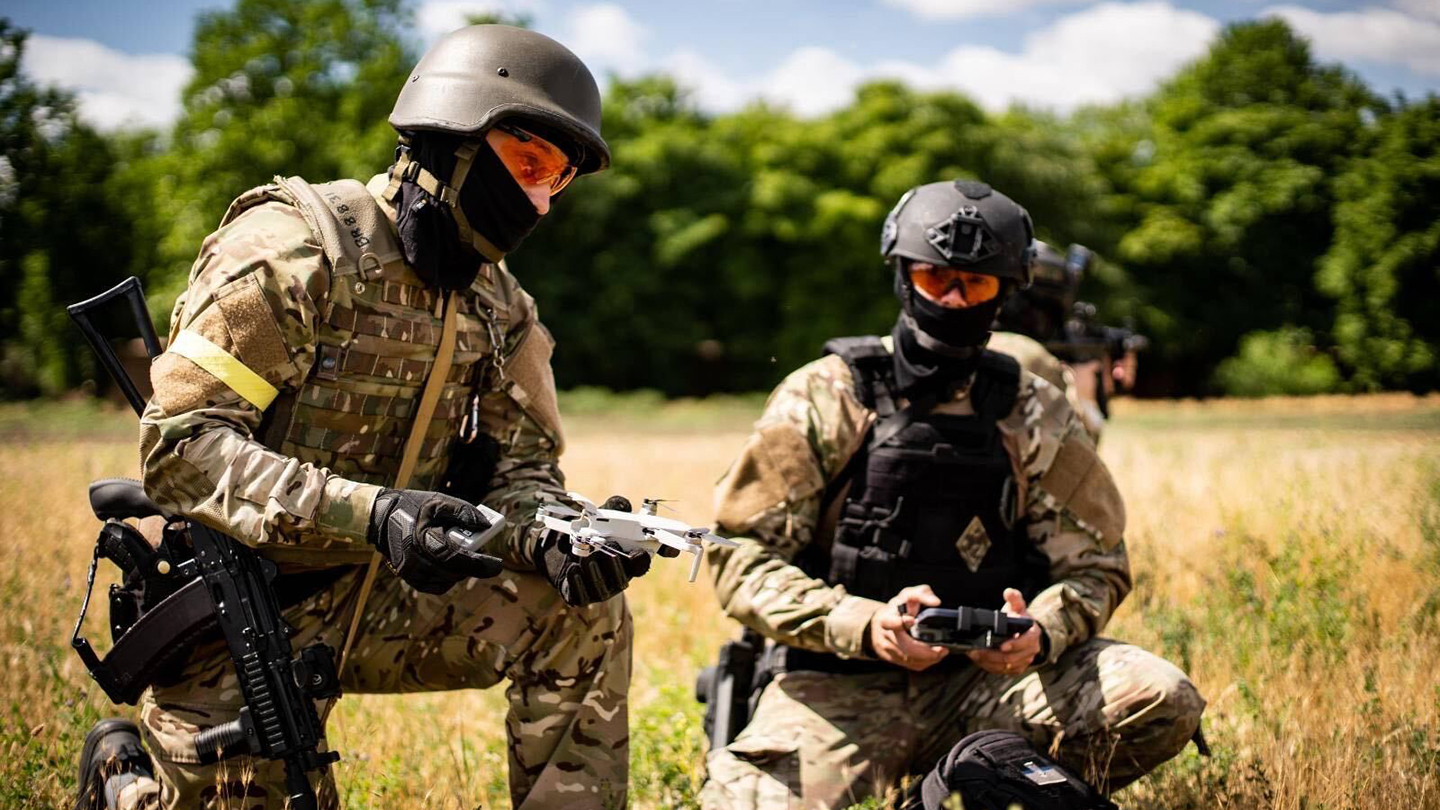 Ukrainian troops learning how to operate drones at the Free Air school.