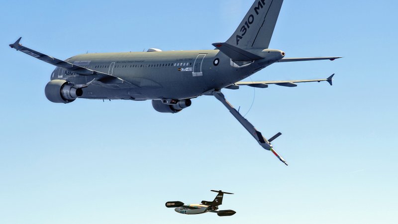 A310 MRTT autonomously controls and guides a DT-25 drone in flight