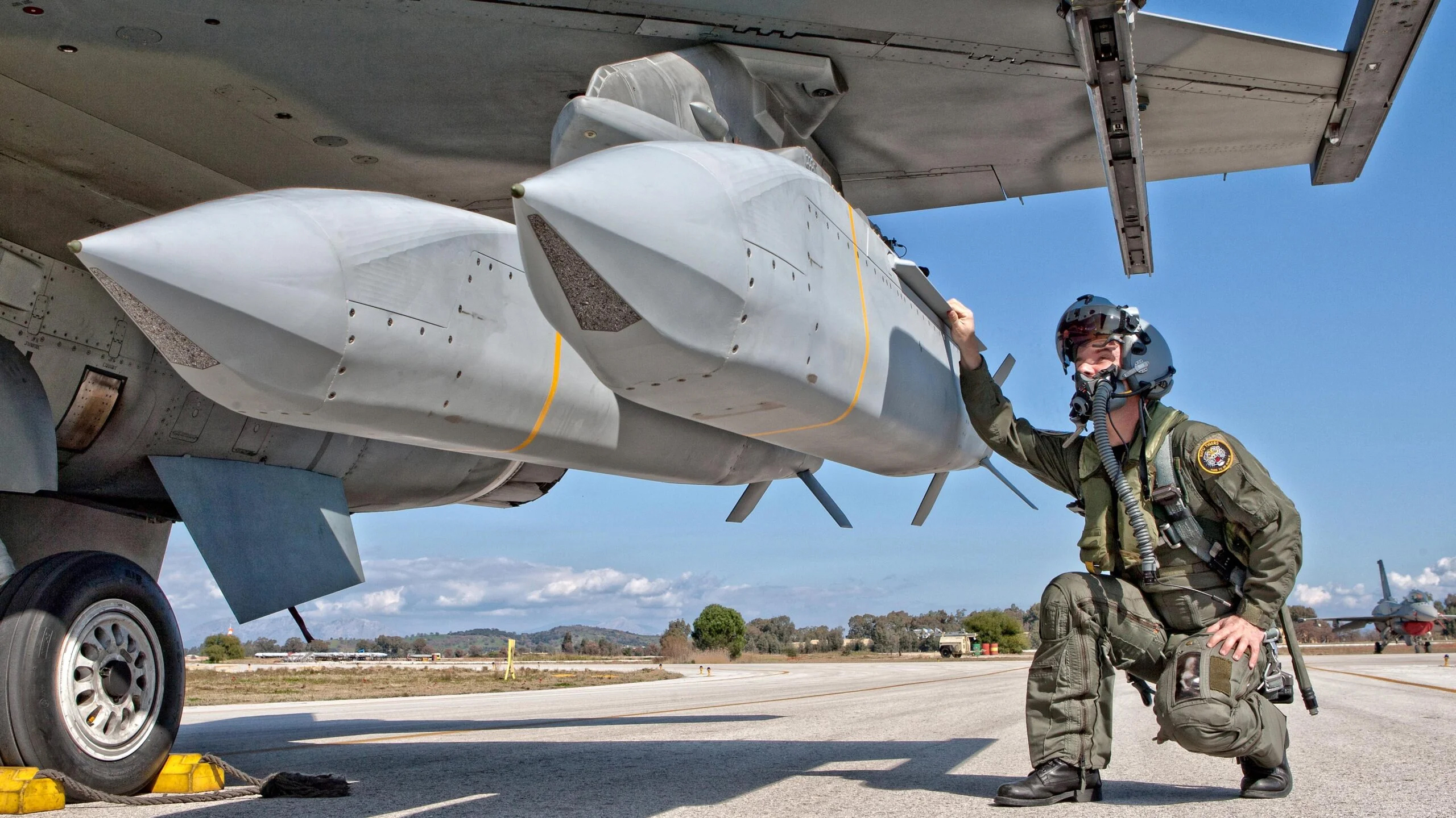 In the overland strike category, the HAF has become one of the few air forces — perhaps the only one — that outfit its Vipers with twin launchers for the AGM-154 Joint Standoff Weapon (JSOW).