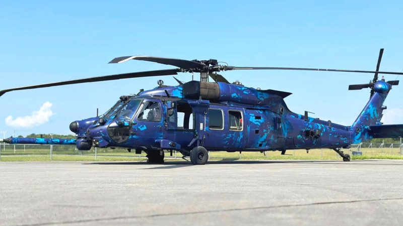 An MH-60M Black Hawk helicopter in the latest configuration utilized by the US Army's elite 160th Special Operations Aviation Regiment and with a unusual paint job recently visited a civilian airport in Alabama.