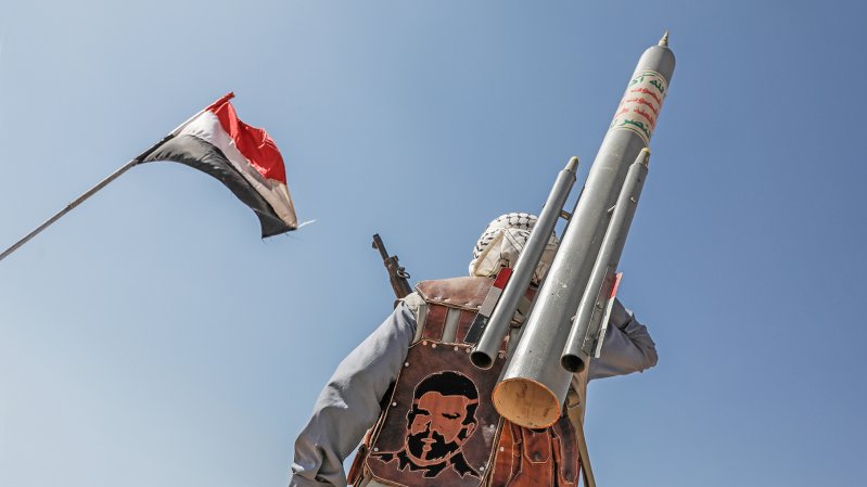 Armed rebels of the Iran-backed Houthi militia take part in a demonstration against the USA and Israel in January 2024 in Sanaa, Yemen.