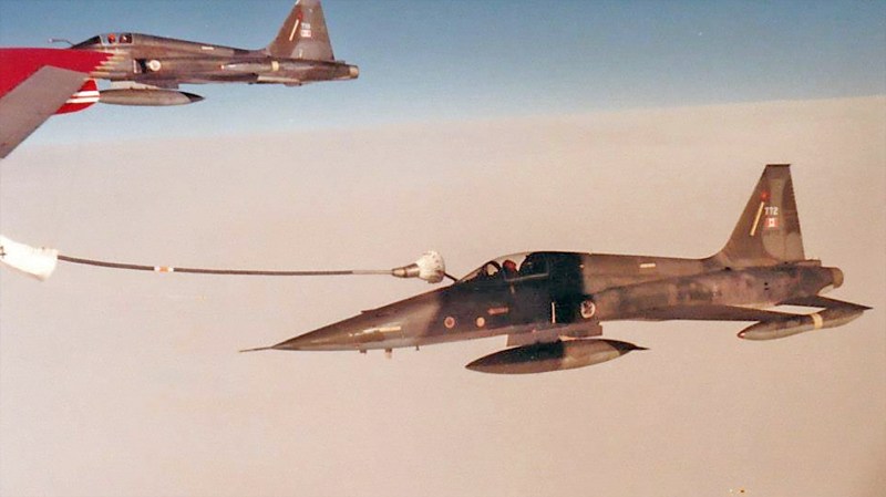F-5 Pilot’s Double Engine Flameout While Refueling Over The Atlantic
