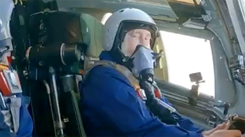 Putin flies aboard a TU-160 Blackjack
