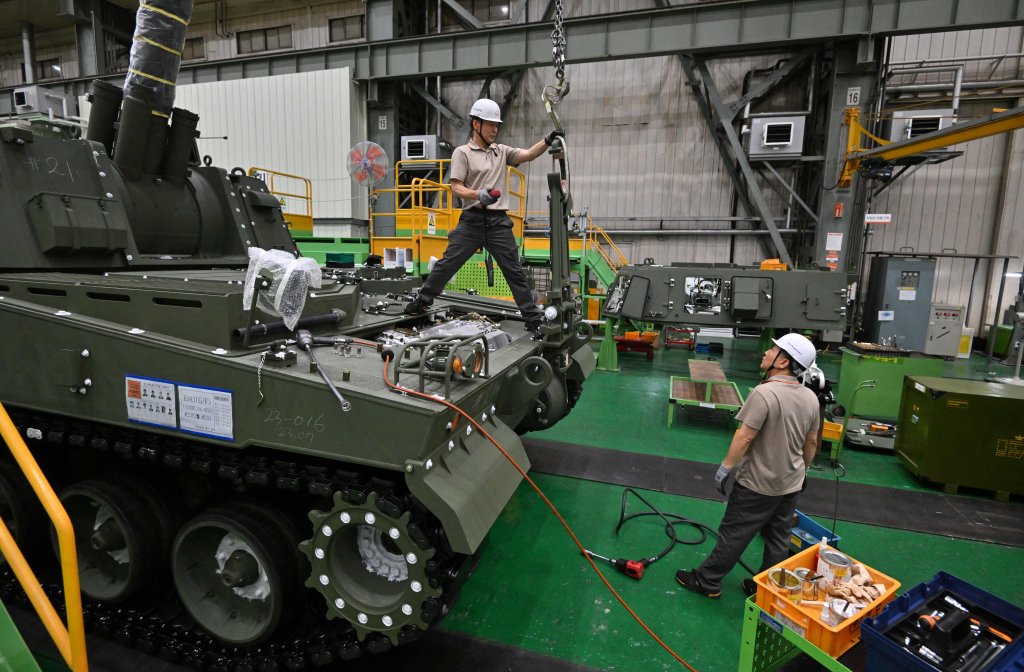 South Korean engineers work on a K-9 self propelled howitzer at Hanwha Aerospace factory in Changwon on September 15, 2023. Since the Russian invasion last year, the Hanwha Aerospace factory in the southern city of Changwon has expanded production capacity three times, workers told AFP, as South Korea ramps up arms exports while traditional behemoths like America struggle with production shortages. (Photo by Jung Yeon-je / AFP) / To go with AFP story SKorea-NKorea-Russia-armament, FOCUS by Kang Jin-kyu (Photo by JUNG YEON-JE/AFP via Getty Images)