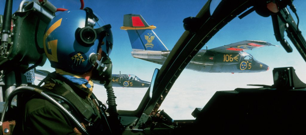 A Swedish Air Force pilot flies alongside another Saab 105 training jet. (Photo by © Hulton-Deutsch Collection/CORBIS/Corbis via Getty Images)