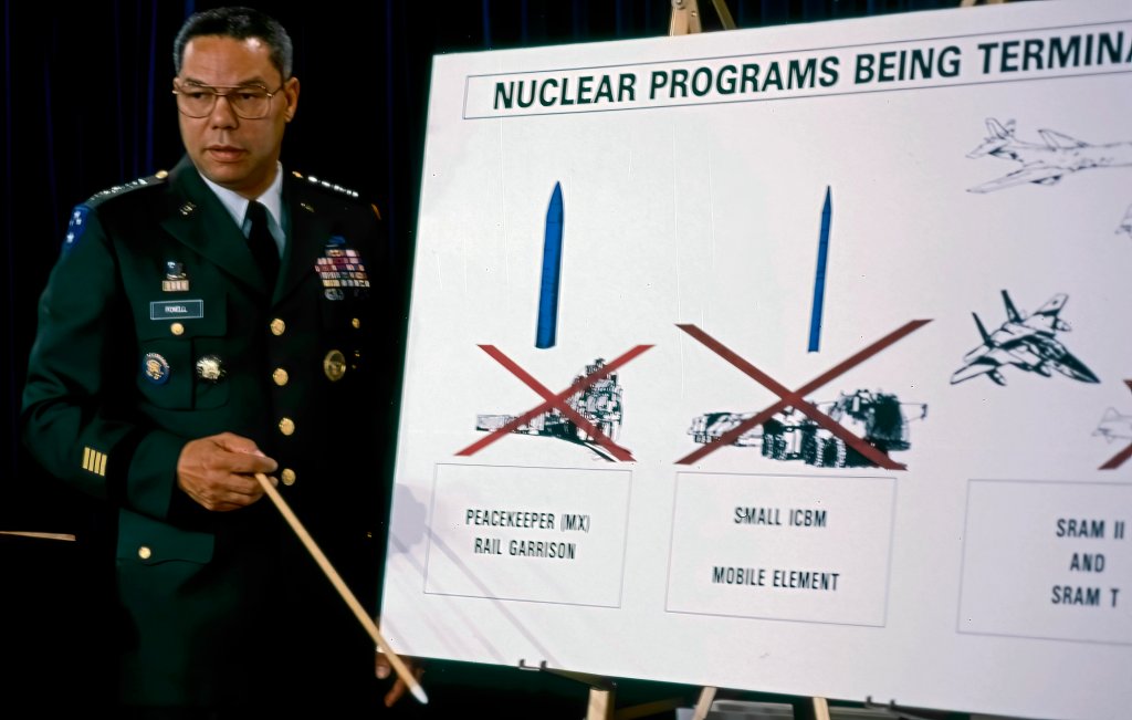 Washington, DC. USA, September 28, 1991"nChairman of the Joint Chiefs of Staff Gen. Colin Powell uses a chart to explain President Bush's nuclear arms reorganization plan during a pentagon news conference