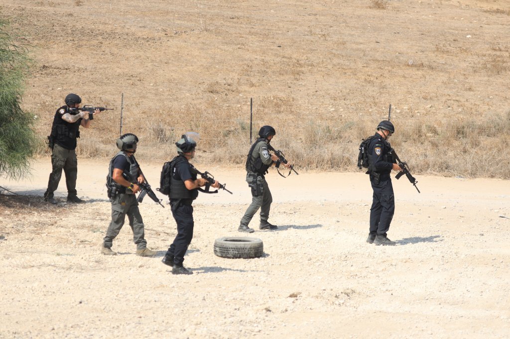 ASHKELON, ISRAEL - 2023/10/08: Israeli forces increase security measures after yesterday Hamas attacks in Ashkelon. Fighting between Israeli soldiers and Islamist Hamas militants continues in the border area with Gaza. The death toll of Israelis has risen to 600, Israeli media reported. (Photo by Saeed Qaq/SOPA Images/LightRocket via Getty Images)