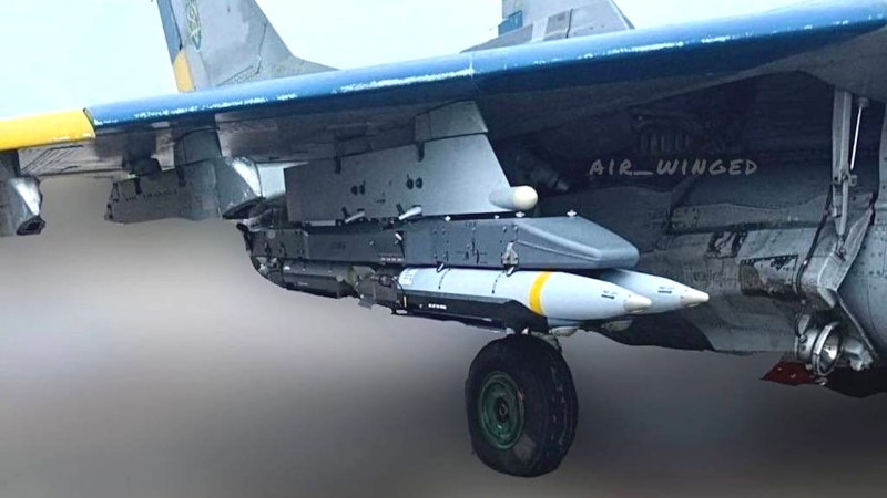 A new picture offering the best look to date at a Ukrainian MiG-29 Fulcrum fighter armed with GBU-39/B Small Diameter Bombs has disclosed the use of a special pylon with a mysterious feature in front.