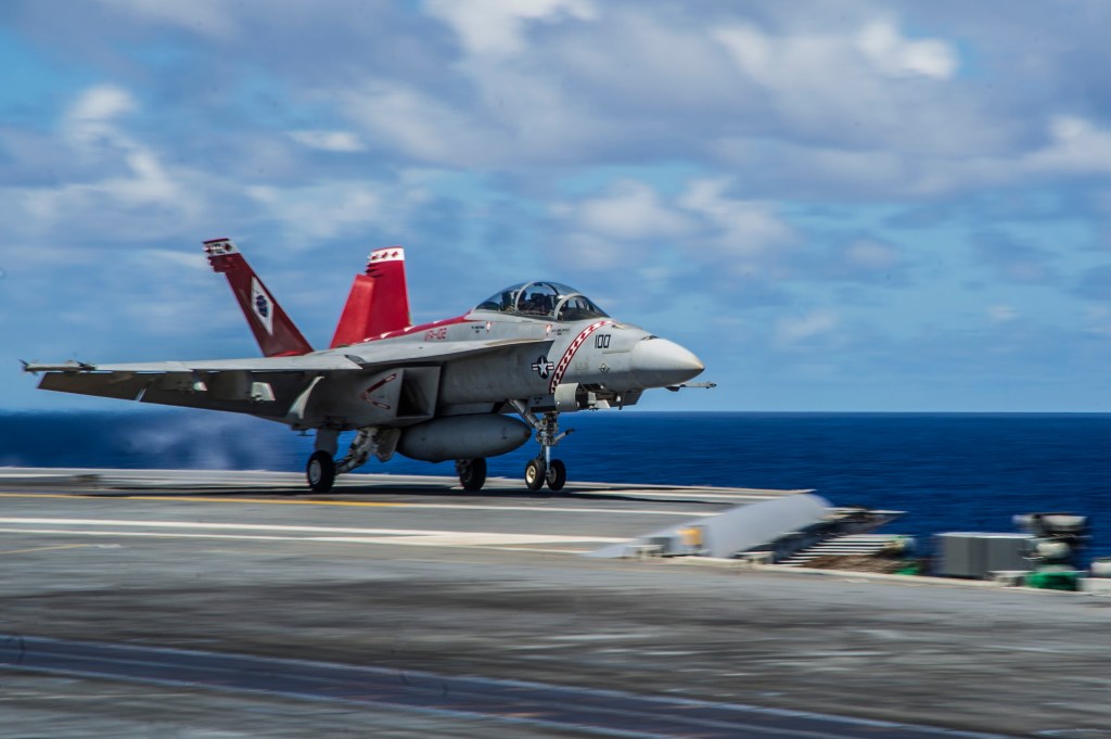 Een F/A-18F Super Hornet van de Diamondbacks van Strike Fighter Squadron (VFA) 102 stijgt op vanaf het vliegdek van het Nimitz-klasse vliegdekschip USS George Washington (CVN 73). De George Washington Carrier Strike Group patrouilleert in het verantwoordelijkheidsgebied van de USUS 7th Fleet ter ondersteuning van de veiligheid en stabiliteit in de regio Indo-Azië-Pacific. (Foto van de Amerikaanse marine door Mass Communication Specialist 1st Class Trevor Welsh/Vrijgegeven)