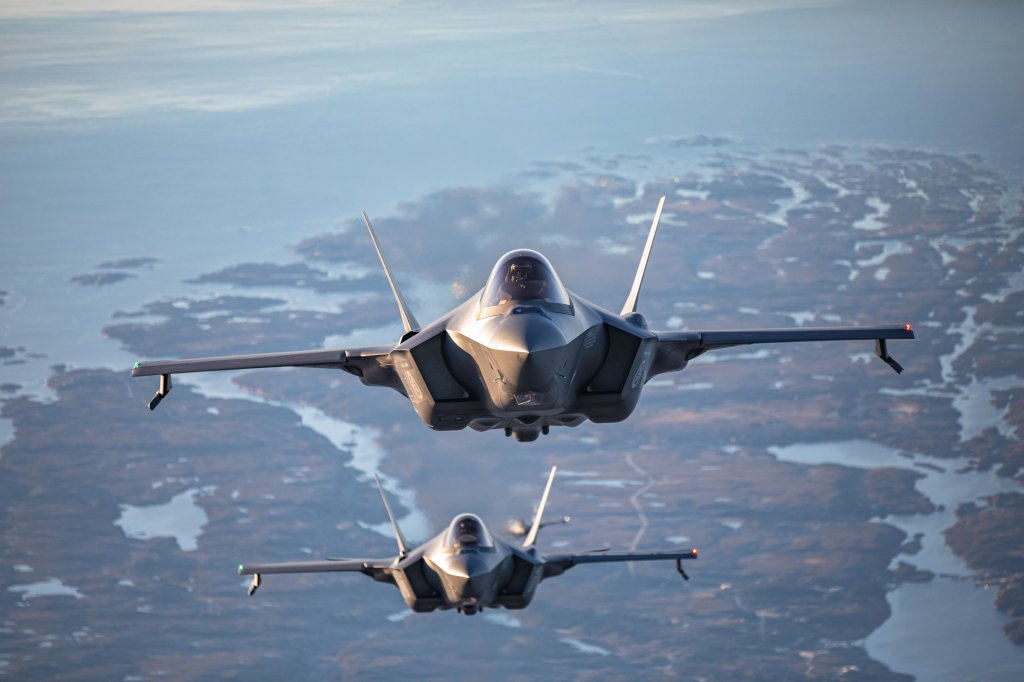 Luft til luft-bilder av F-35 fra 332 skvadronen på Ørland flystasjon 132 luftving. Totalt fire f-35 utenfor trøndelagskysten. Bildene er tatt fra Luftforsvarets C-130J Hercules fra 335 skvadron på 134 luftving stasjonsgruppe Gardermoen.