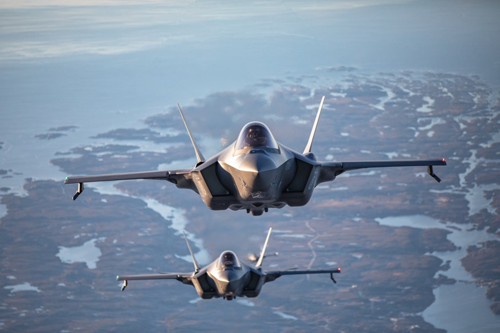 Luft til luft-bilder av F-35 fra 332 skvadronen på Ørland flystasjon 132 luftving. Totalt fire f-35 utenfor trøndelagskysten. Bildene er tatt fra Luftforsvarets C-130J Hercules fra 335 skvadron på 134 luftving stasjonsgruppe Gardermoen.