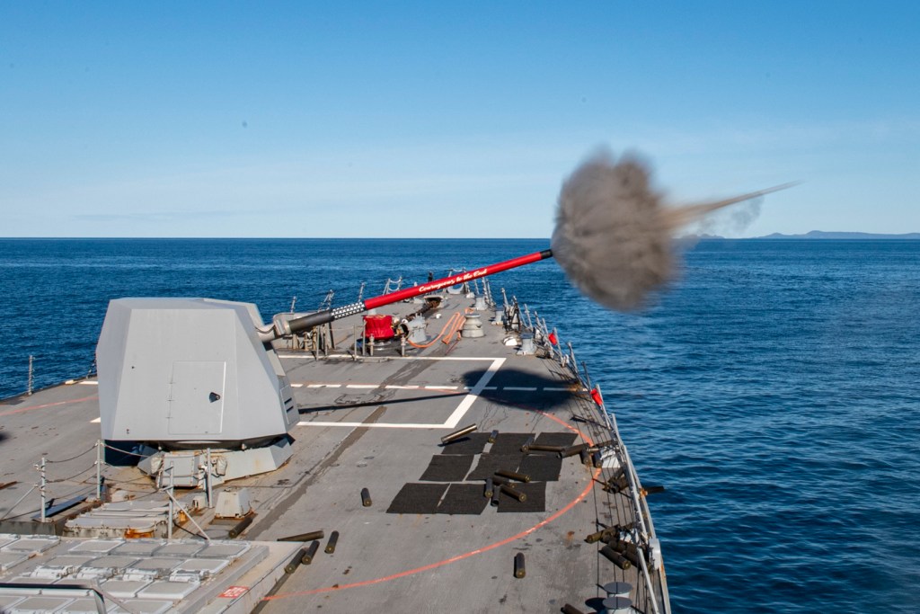 210717-N-HG846-1702 CORAL SEA (17 juli 2021) – USS Rafael Peralta (DDG 115) vuurt het 5-inch kanon af voor Naval Surface Fire Support tijdens oefening Talisman Sabre 21. Australische en Amerikaanse strijdkrachten komen twee keer per jaar samen voor Talisman Sabre, een maandlange multi-domein oefening die de capaciteiten van geallieerde partners versterkt om te reageren op het volledige scala van Indo-Pacifische veiligheidsconcerten. (Foto van de Amerikaanse marine door Mass Communication Specialist 3e klasse Daniel Serianni)