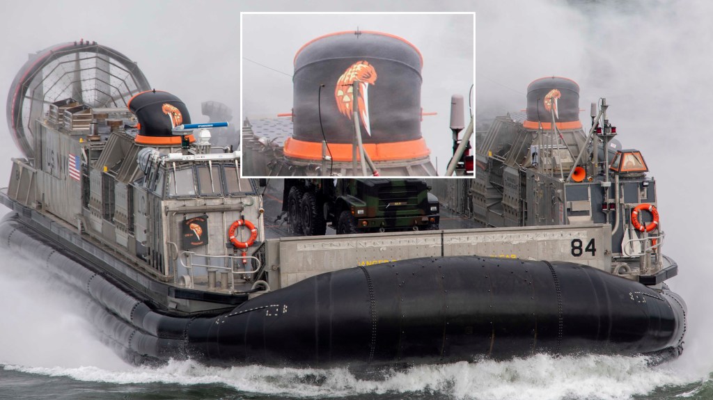 220523-N-OM737-1100 NORFOLK, VA. (23 mei 2022) - Landingsvaartuig, luchtkussen 84 bereidt zich voor om het welldeck van het amfibische aanvalsschip USS Bataan (LHD 5) te betreden op 23 mei 2022. Bataan is onderweg in het operationele gebied van de 2e vloot. Bataan heeft als thuishaven Naval Station Norfolk. (Foto van de Amerikaanse marine door Mass Communication Specialist 3e klas Bradley Rickard)