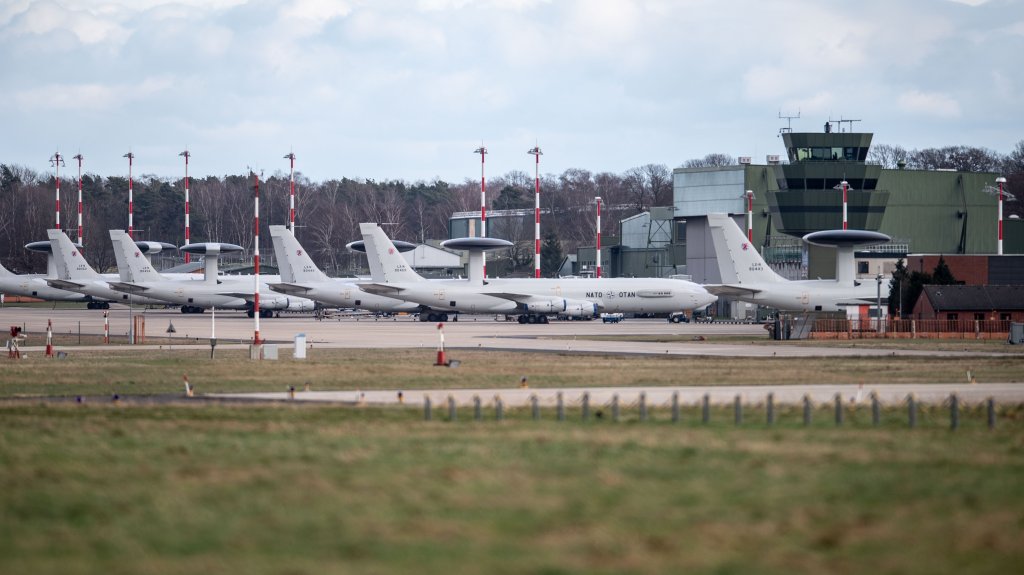 24 February 2022, North Rhine-Westphalia, Geilenkirchen: E-3A AWACS reconnaissance aircraft stand at NATO's Geilenkirchen airfield. Defense Minister Lambrecht (SPD) has announced further measures by Germany to strengthen NATO's eastern flank as a consequence of the Russian attack on Ukraine. Photo: Marius Becker/dpa (Photo by Marius Becker/picture alliance via Getty Images)