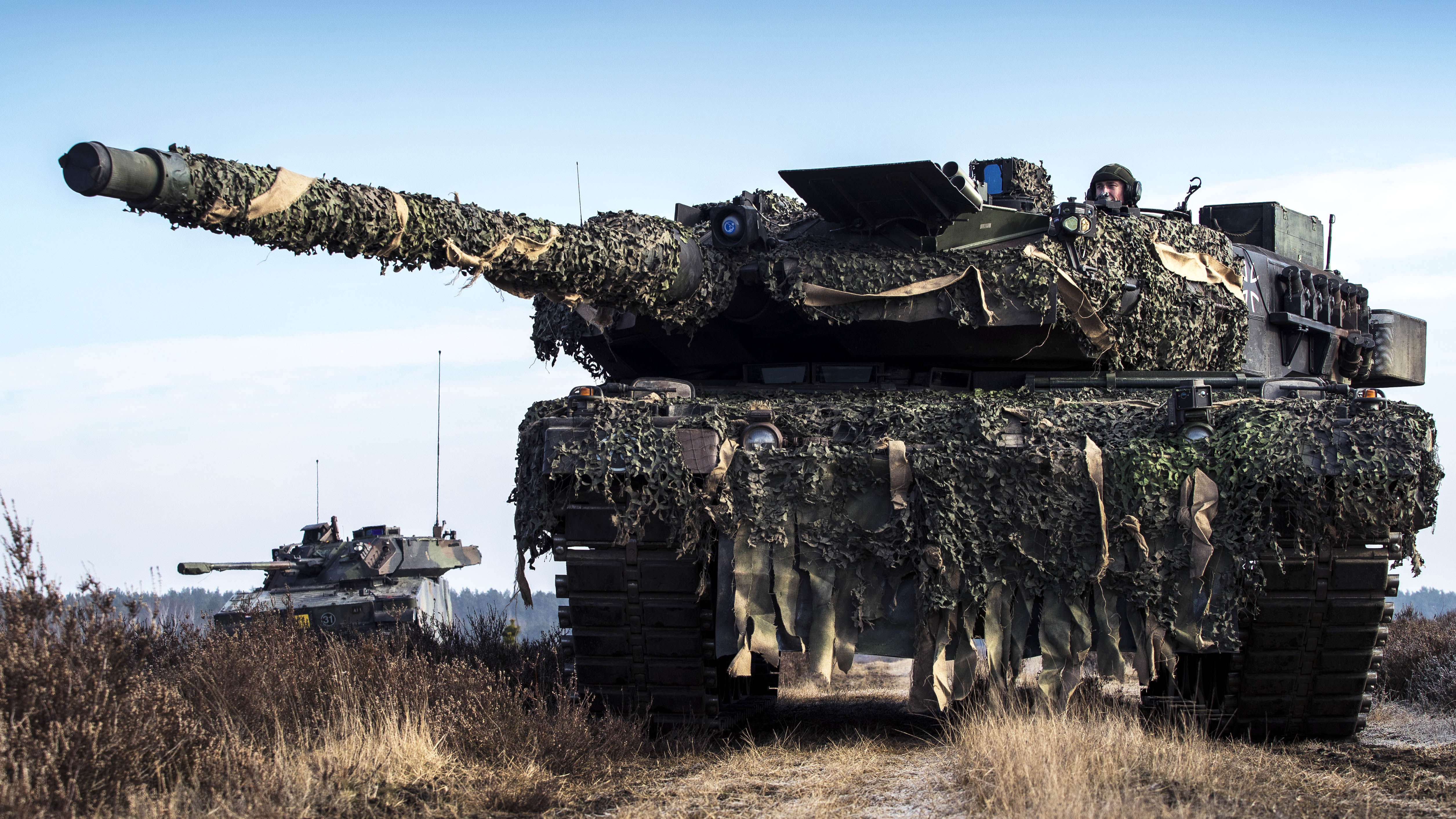 Duitsland, Klietz, oefening Peacock Supremacy, 15 februari 2018. Landmachtmilitairen van 43 mechbrig oefenen onder meer in het optreden met CV90's. Foto: Gezamenlijk optreden van een Duitse leopard tank en een Nederlandse CV90.