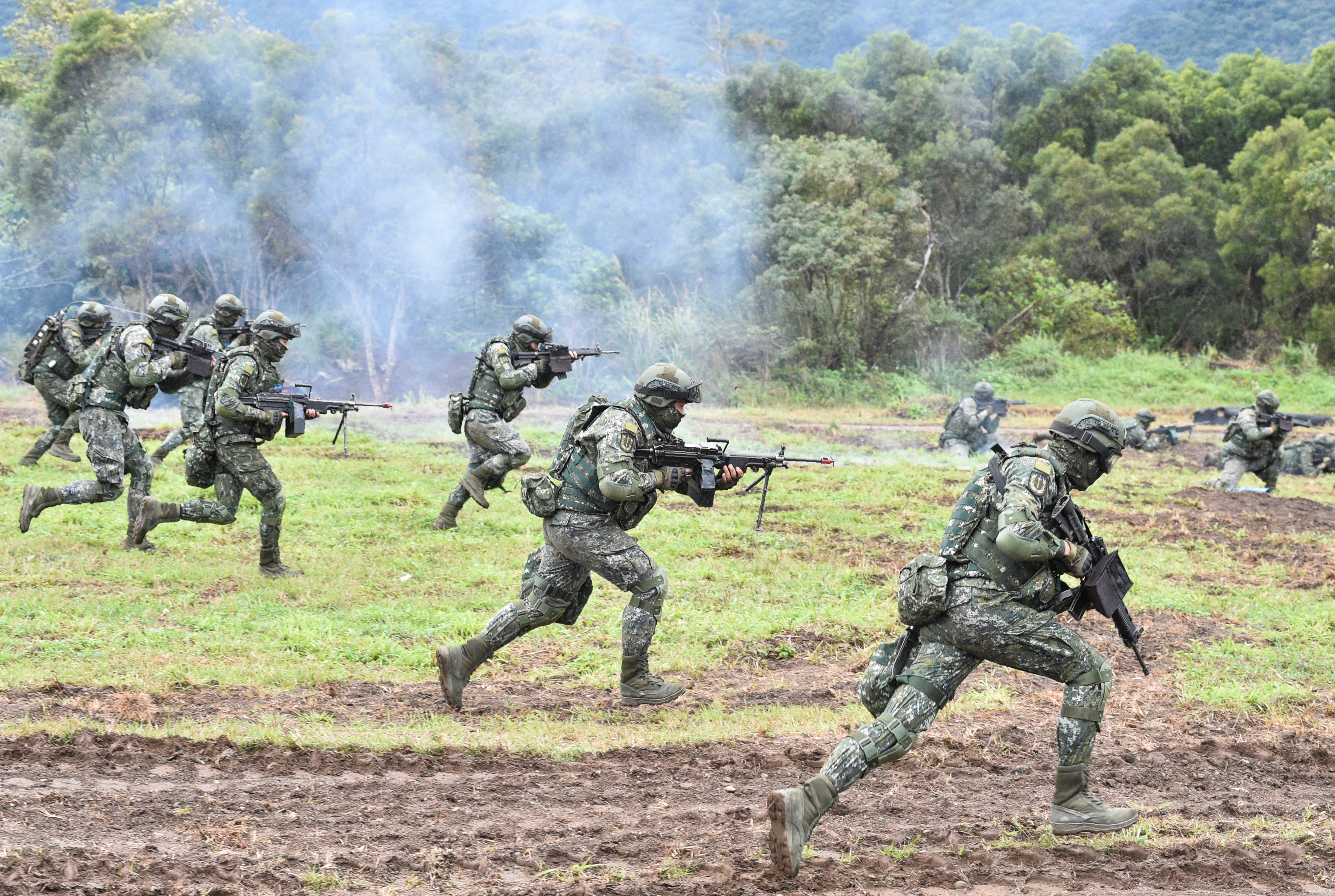 TOPSHOT - Soldiers stage an attack during an annual drill at the a military base in the eastern city of Hualien on January 30, 2018. Taiwanese troops staged live-fire exercises January 30 to simulate fending off an attempted invasion, as the island's main threat China steps up pressure on President Tsai Ing-Wen. (Photo by Mandy CHENG / AFP) (Photo by MANDY CHENG/AFP via Getty Images)