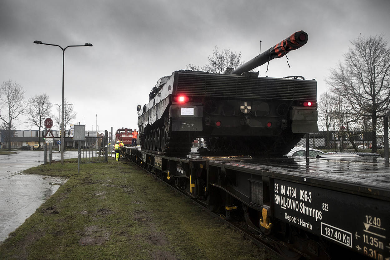 Almelo, 23 februari 2017. Batch 3 van 20 Leopard tanks wordt gereed gemaakt voor transport naar Finland. De tanks gaan bij het DMO afstotingscomplex in Almelo per trein naar Eemshaven, waar ze de dag erna op een schip worden gezet.