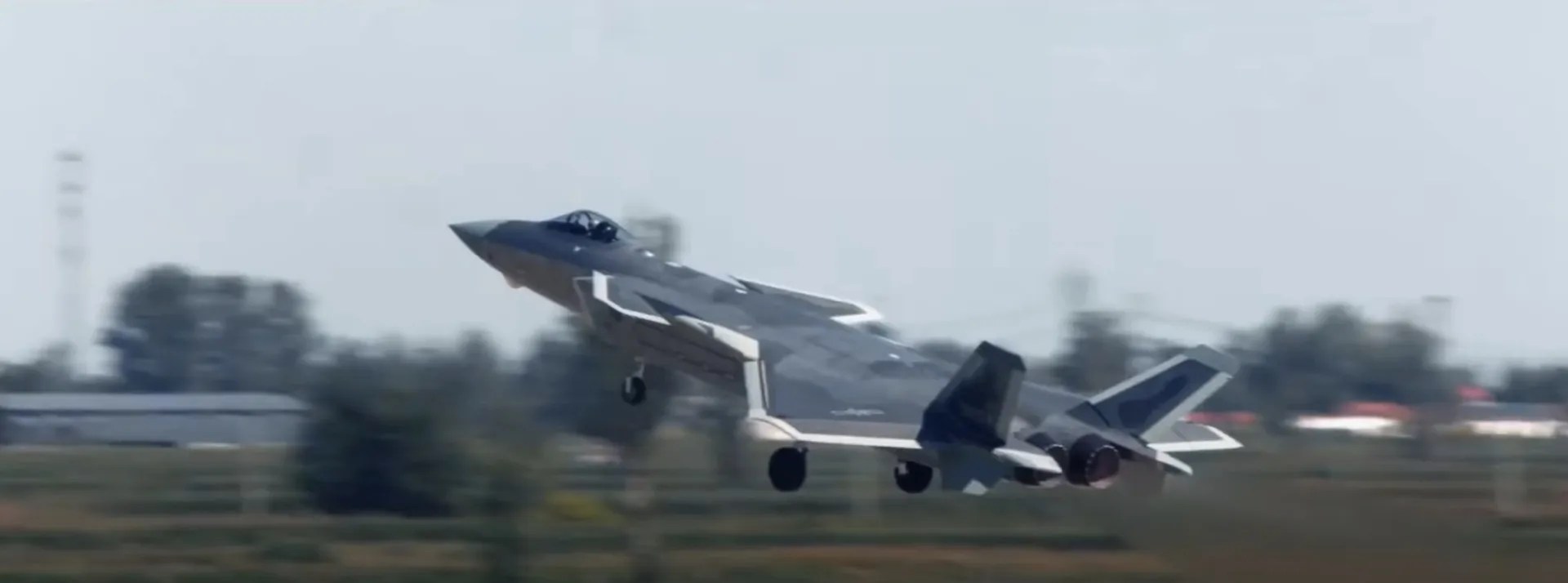 j-20-rear.webp