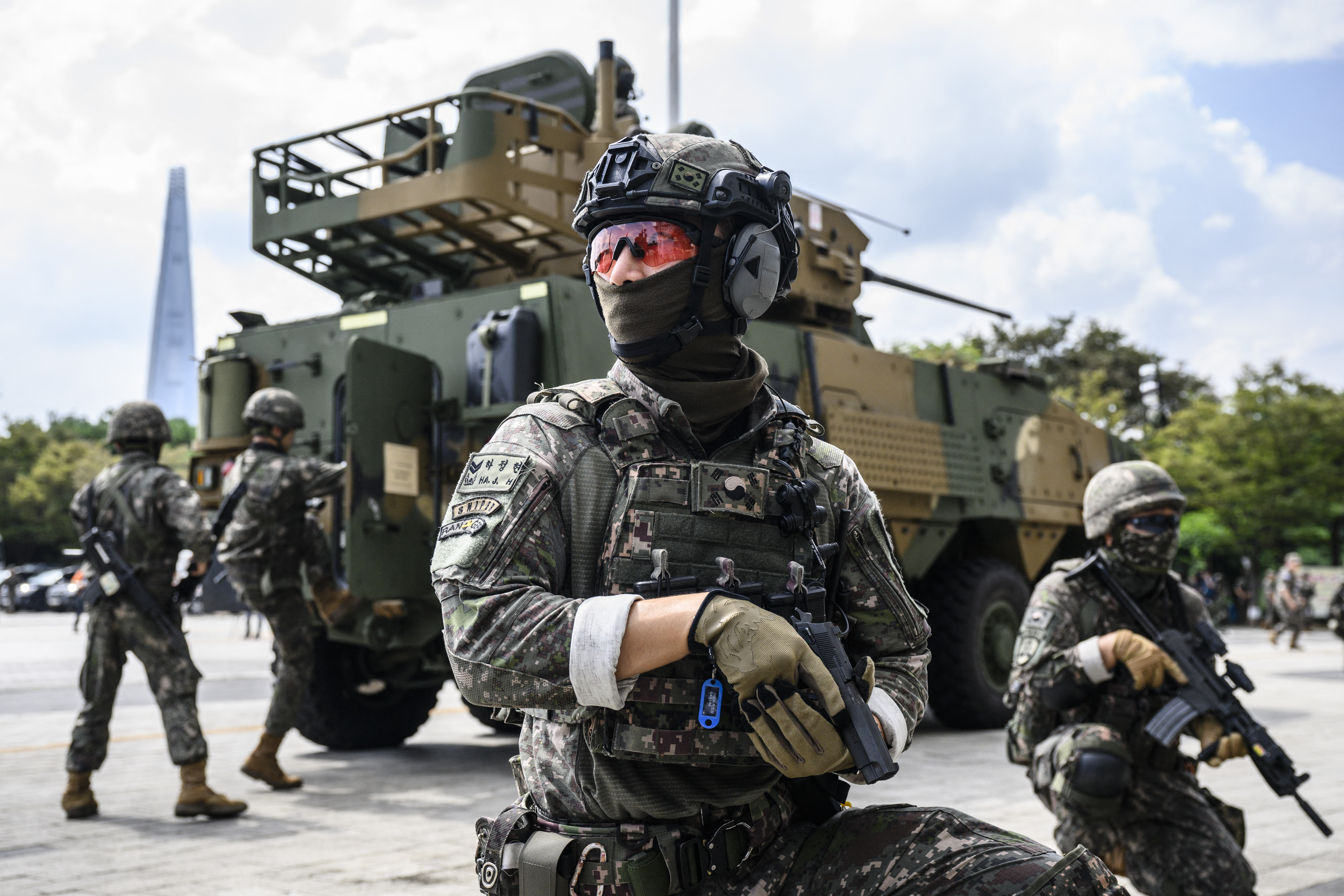 TOPSHOT - South Korean soldiers take part in an anti-terror drill, as part of the Ulchi Freedom Shield exercise between the US and South Korea, in Seoul on August 20, 2024, which runs until August 29. In Seoul, the city government will be simultaneously conducting civil defence exercises designed to better prepare for any future trash balloons, as well as North Korean drone attacks. (Photo by ANTHONY WALLACE / AFP) (Photo by ANTHONY WALLACE/AFP via Getty Images)