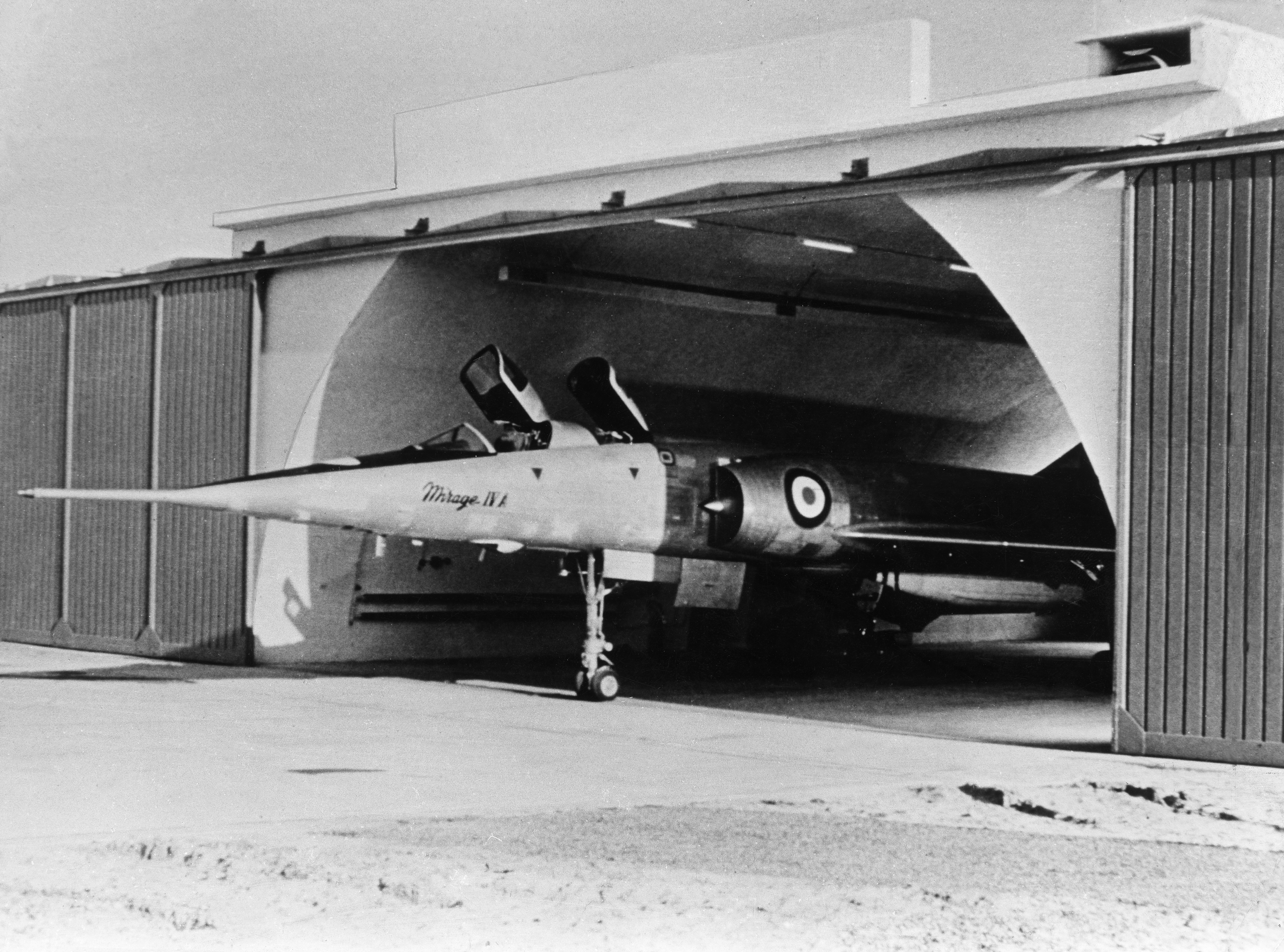 (Eingeschränkte Rechte für bestimmte redaktionelle Kunden in Deutschland. Limited rights for specific editorial clients in Germany.) France, military, air force: Tactical bomber Dassault 'Mirage IV A' at its airbase Taverny - operation center of french strategic nuclear air command.1965 (Photo by ullstein bild/ullstein bild via Getty Images)