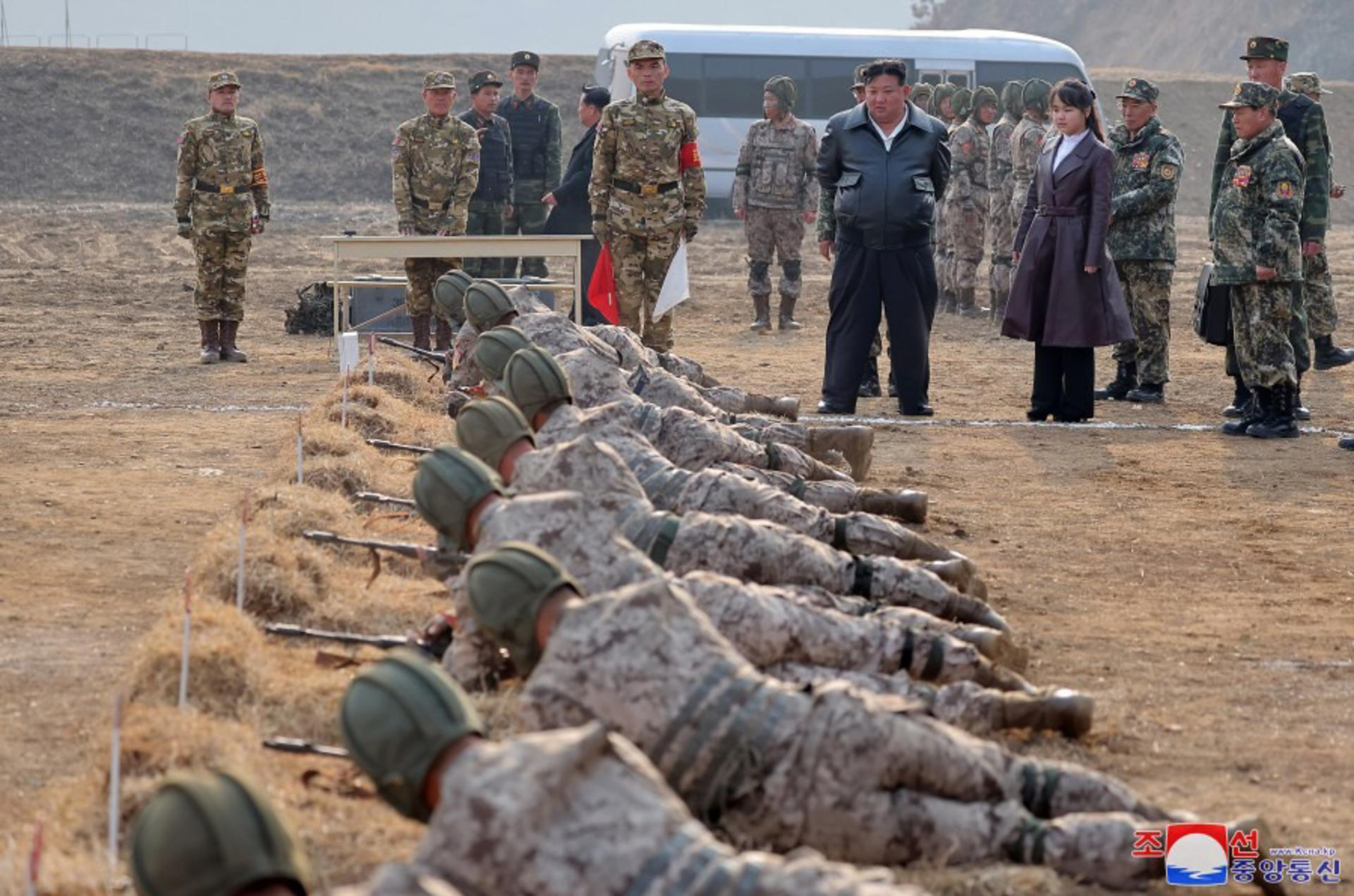 A photo released by the official North Korean Central News Agency (KCNA) shows North Korean leader Kim Jong-un with his daughter supervising training of paratroopers of the Korean People's Army (KPA), at an undisclosed location in North Korea, 15 March 2024 (issued 16 March 2024). EFE-KCNA EDITORIAL USE ONLY EDITORIAL USE ONLY