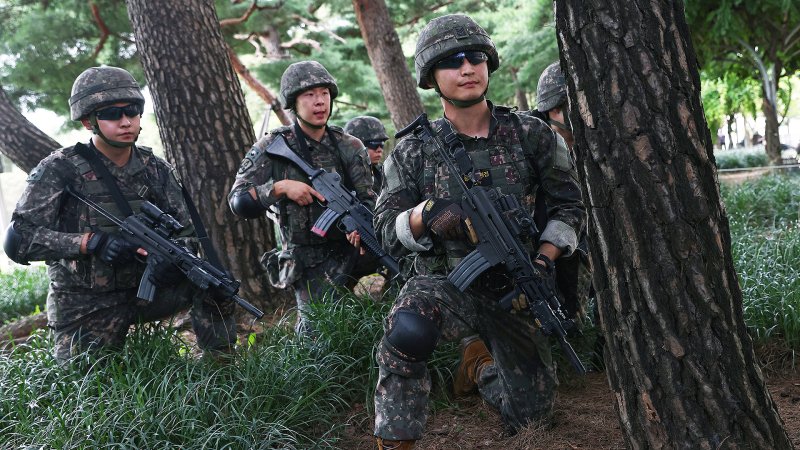 South Korea may send advisors and weapons to Ukraine in response to North Korea's troop deployment to Russia.