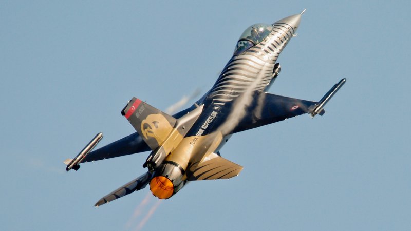 Solo turk jet display F-16 close call