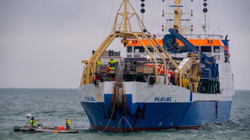 29 November 2023, Mecklenburg-Western Pomerania, Sassnitz: A fiber optic cable is pulled ashore from the cable-laying ship "Pleijel" at the entrance to the port of Sassnitz. After several weather-related delays, an 800-kilometre-long undersea cable from Scandinavia landed in Sassnitz on the island of Rügen on Wednesday. the yellow cable, which is about the thickness of a broomstick, will soon be connected to the GlobalConnect fiber optic network. Including land and sea routes, the cable for the digital high-speed highway is a total of 2600 kilometers long, as GlobalConnect announced. Work began in fall 2021.