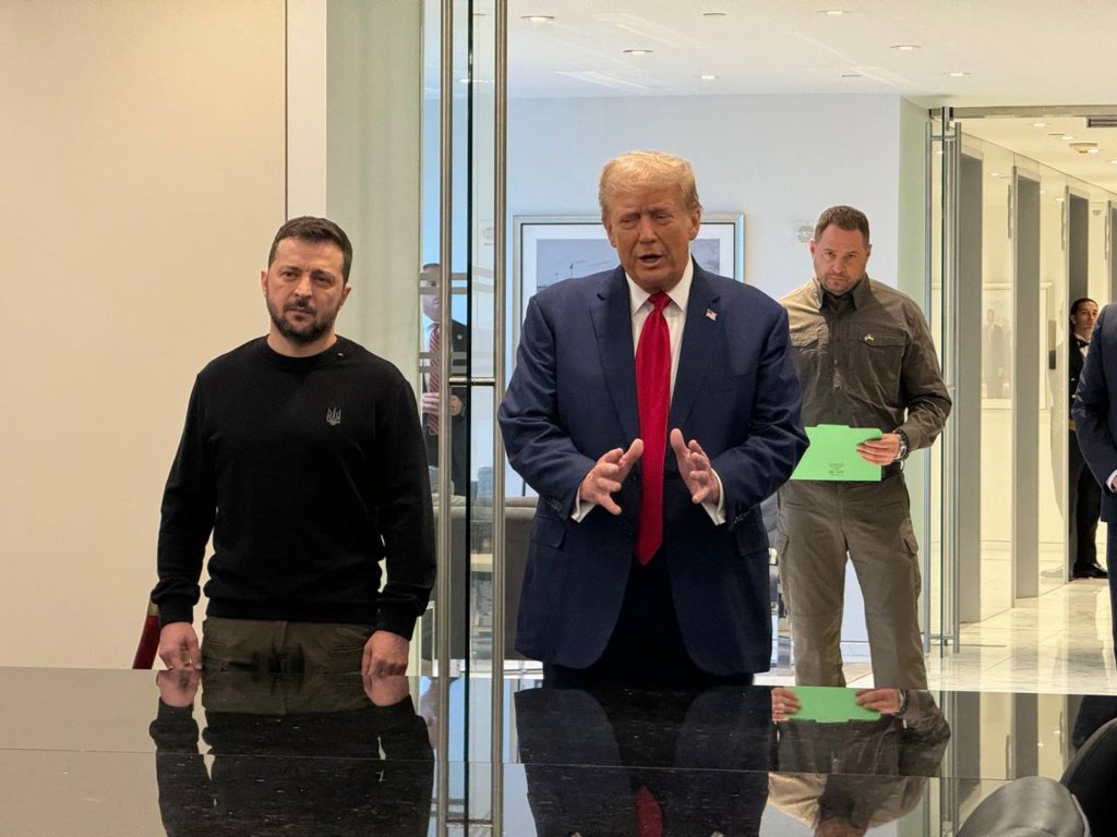 NEW YORK, NEW YORK – SEPTEMBER 27: President of Ukraine Volodymyr Zelenskyi (L) and Republican presidential candidate former US President Donald Trump (R) meet in New York during the President of Ukraine's visit to the United States on September 27, 2024 in New York City. (Photo by Uliana Boichuk/Novyny LIVE/Global Images Ukraine via Getty Images)