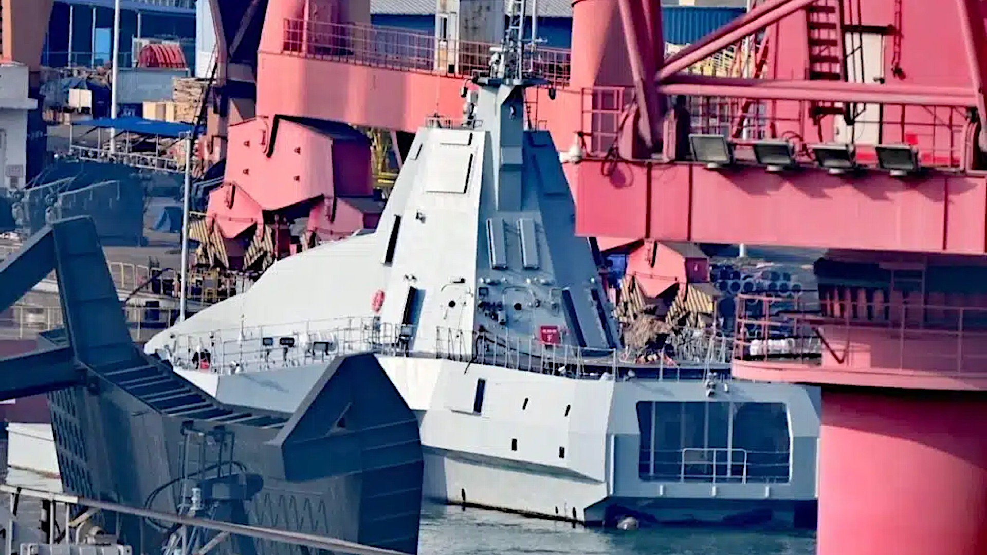 Clearer views of a new Chinese trimaran uncrewed surface vessel (USV) have emerged, highlighting a number of interesting low-observable (stealthy) and other features.