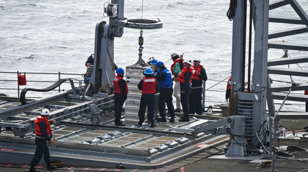 Sailors change out an empty Vertical Launching System (VLS) weapon container aboard the Ticonderoga class cruiser USS Chosin (CG-65) in October.