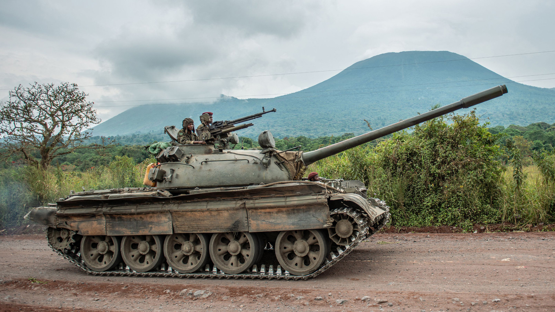 A Congolese army tank heads towards the front line near Kibumba in the area surrounding the North Kivu city of Goma on May 25, 2022 during clashes between the Congolese army and M23 rebels. - DR Congo soldiers fought M23 militiamen on several fronts in the troubled east of the country Wednesday, military and local officials said, with the government appearing to implicate Rwanda in the violent flare-up.