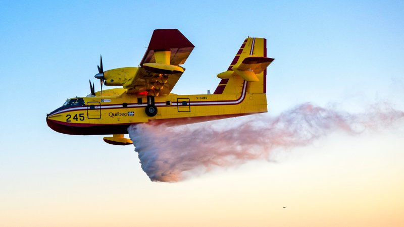 CL-415 super Scooper working for Cal Fire