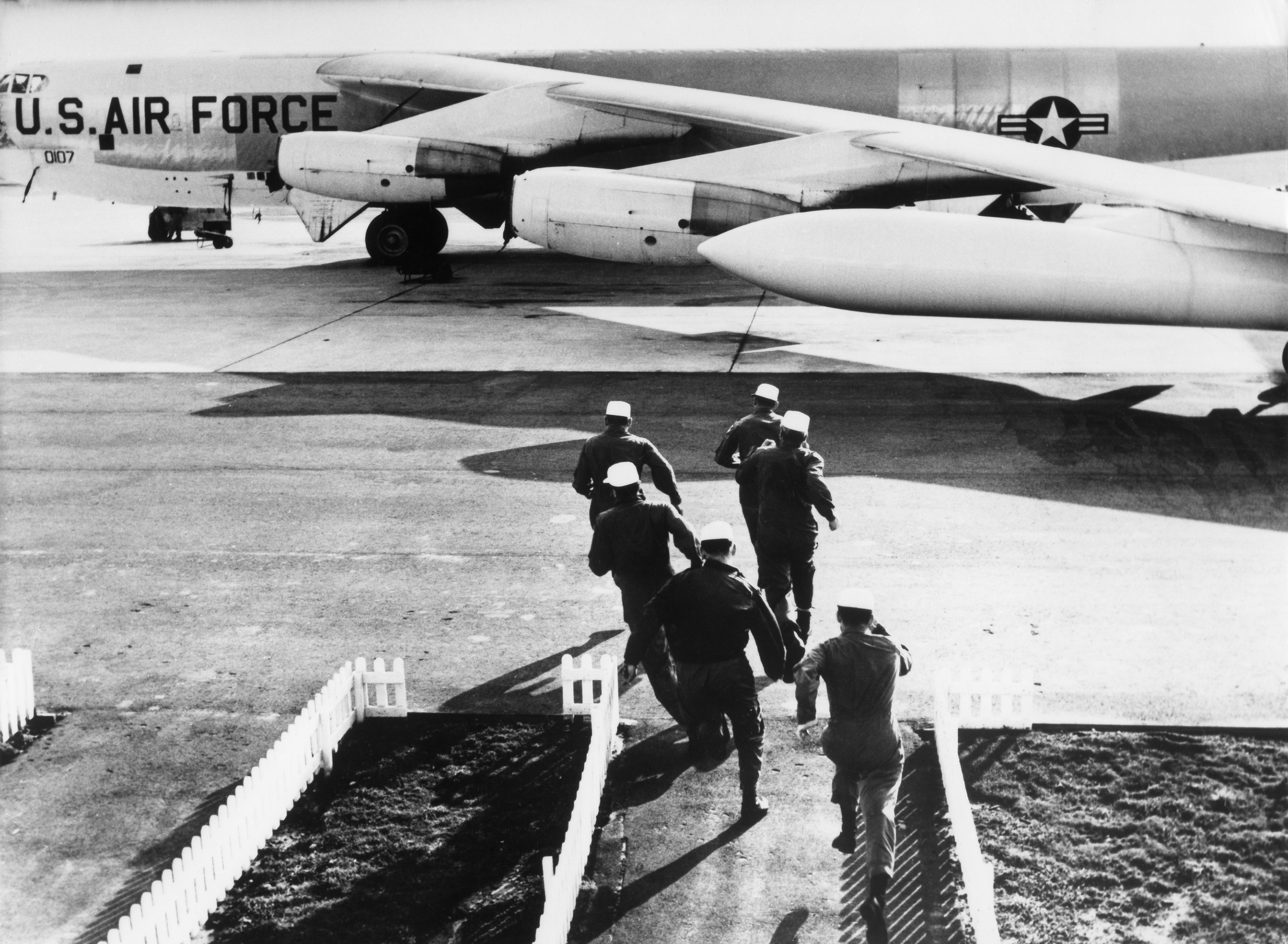 (Eingeschränkte Rechte für bestimmte redaktionelle Kunden in Deutschland. Limited rights for specific editorial clients in Germany.) USA, Militaery, USAF, Strategic Air Command (SAC): A Boeing B-52 G 'Stratofortress' long distance bomber.at an air force base: Crew scramble about 1960 (Photo by ullstein bild/ullstein bild via Getty Images)