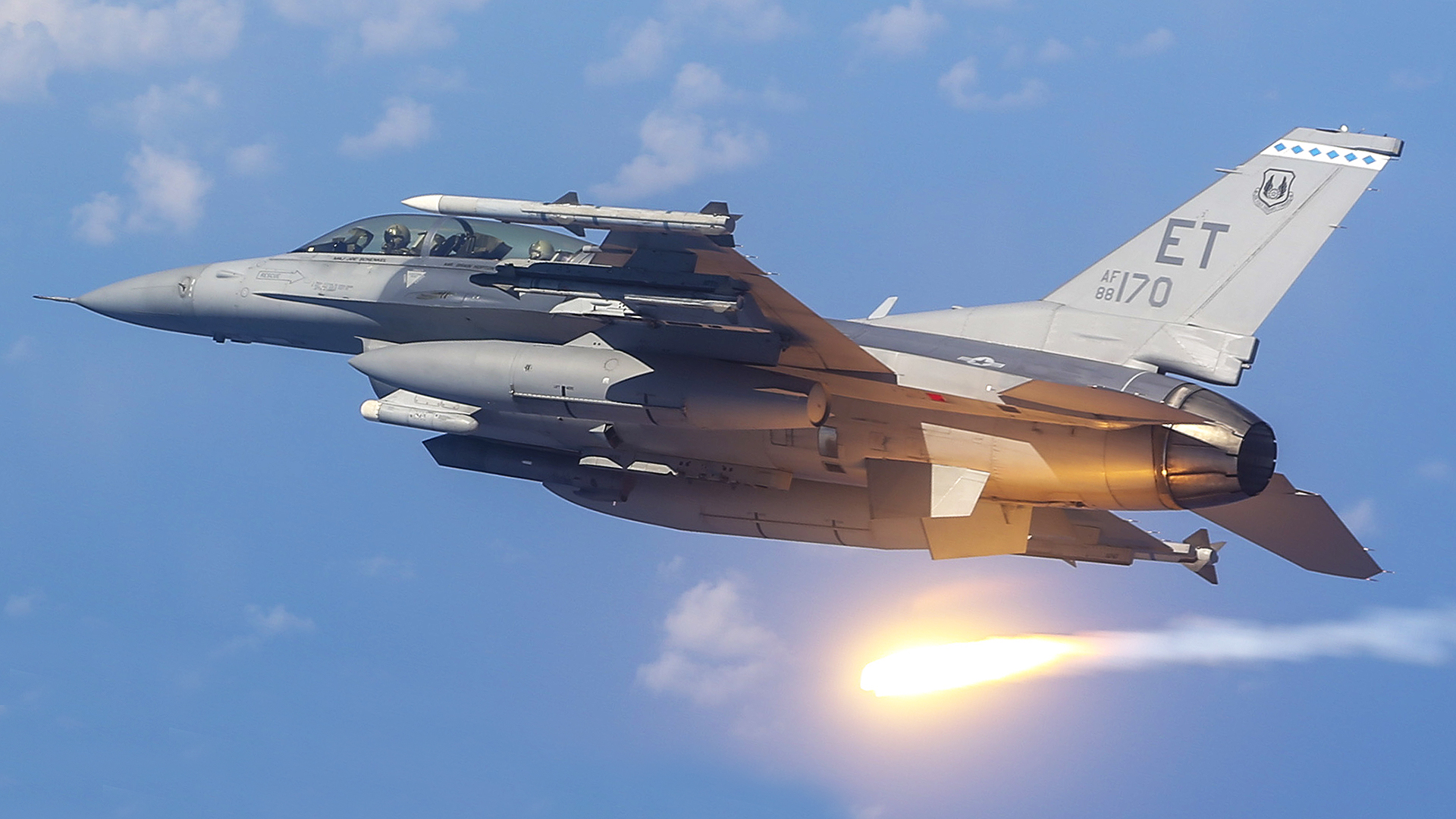 An F16-D Fighting Falcon pilot from the 40th Flight Test Squadron demonstrates proper flare technique during a training mission near Eglin Air Force Base, Fla., June 6, 2019. A flare is an aerial infrared countermeasure used by planes or helicopter to counter an infrared homing surface-to-air missile or air-to-air missile. (U.S. Air Force photo by Senior Airman Joshua Hoskins)