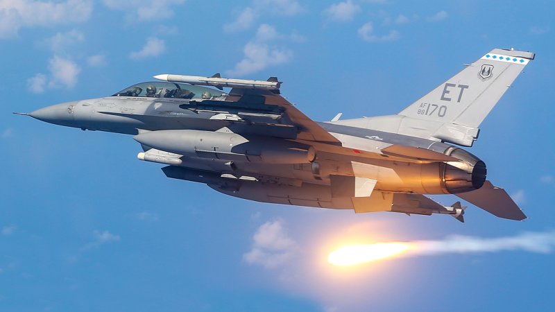 An F16-D Fighting Falcon pilot from the 40th Flight Test Squadron demonstrates proper flare technique during a training mission near Eglin Air Force Base, Fla., June 6, 2019. A flare is an aerial infrared countermeasure used by planes or helicopter to counter an infrared homing surface-to-air missile or air-to-air missile. (U.S. Air Force photo by Senior Airman Joshua Hoskins)