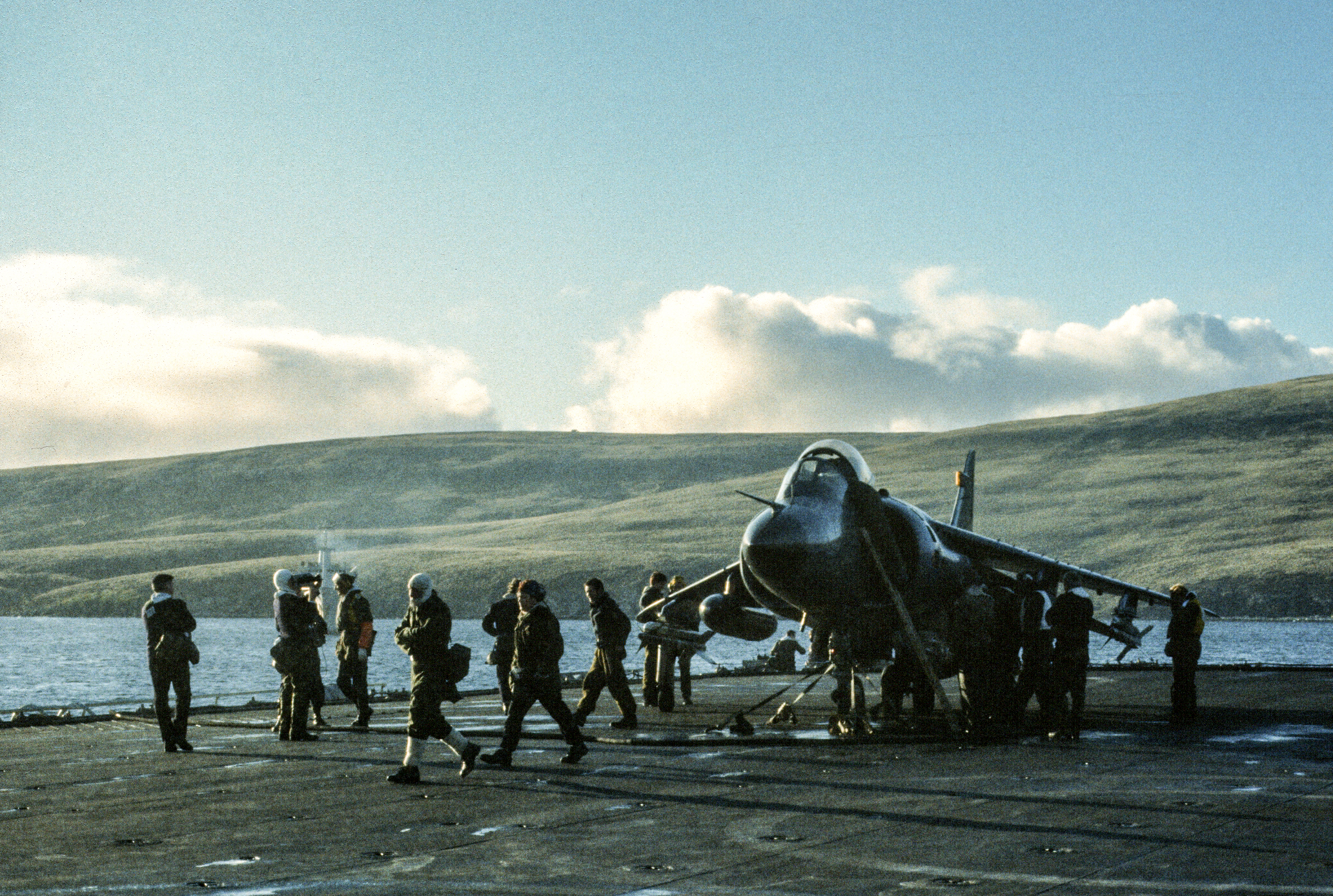 800 squadron Sea Harrier aircraft landing on HMS Fearless L10 during the Falklands War 1982. It was unable to land at the damaged Sheathbill air strip, the pilot was Lt-Cdr Neil Thomas. (Photo by Terence Laheney/Getty Images)