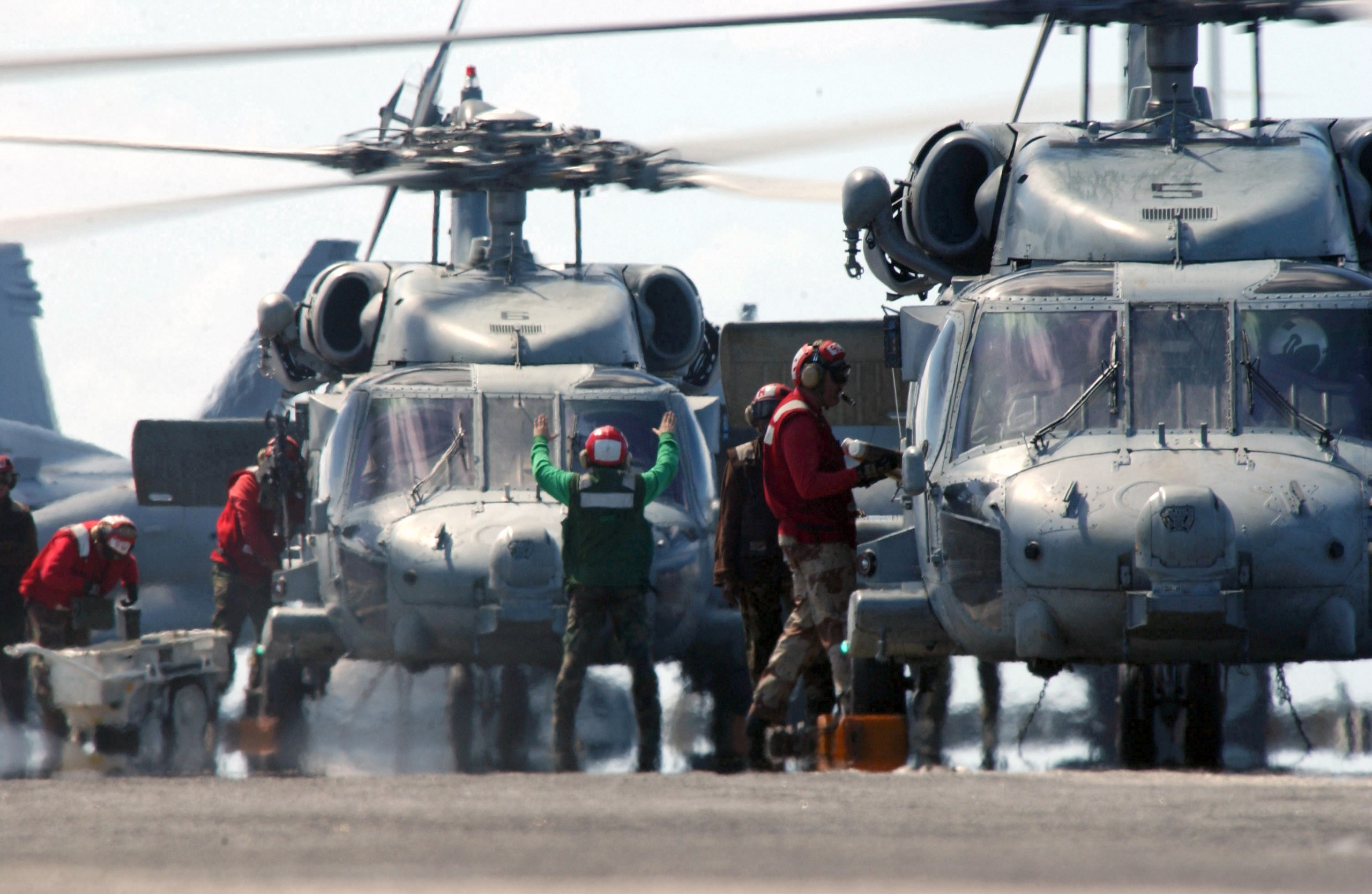 message-editor%2F1579837528993-2560px-us_navy_030216-n-7265l-026_aviation_ordnancemen_aboard_uss_carl_vinson_cvn_70_load_equipment_into_two_waiting_hh-60h_seahawks_assigned_to_the.jpg