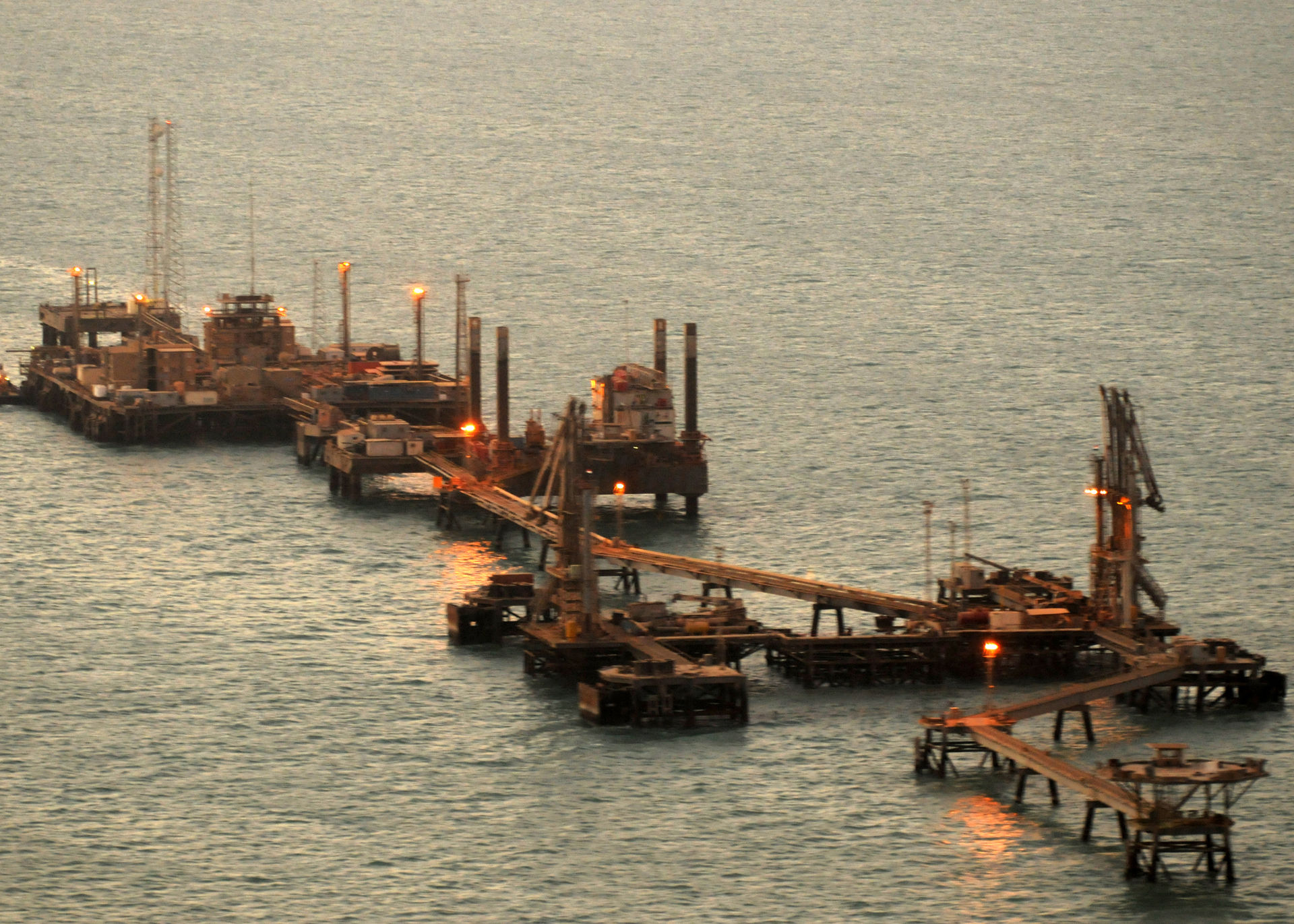 message-editor%2F1579837710887-1920px-iraqs_khawr_al_amaya_oil_platform_kaaot_just_after_sunrise.jpg