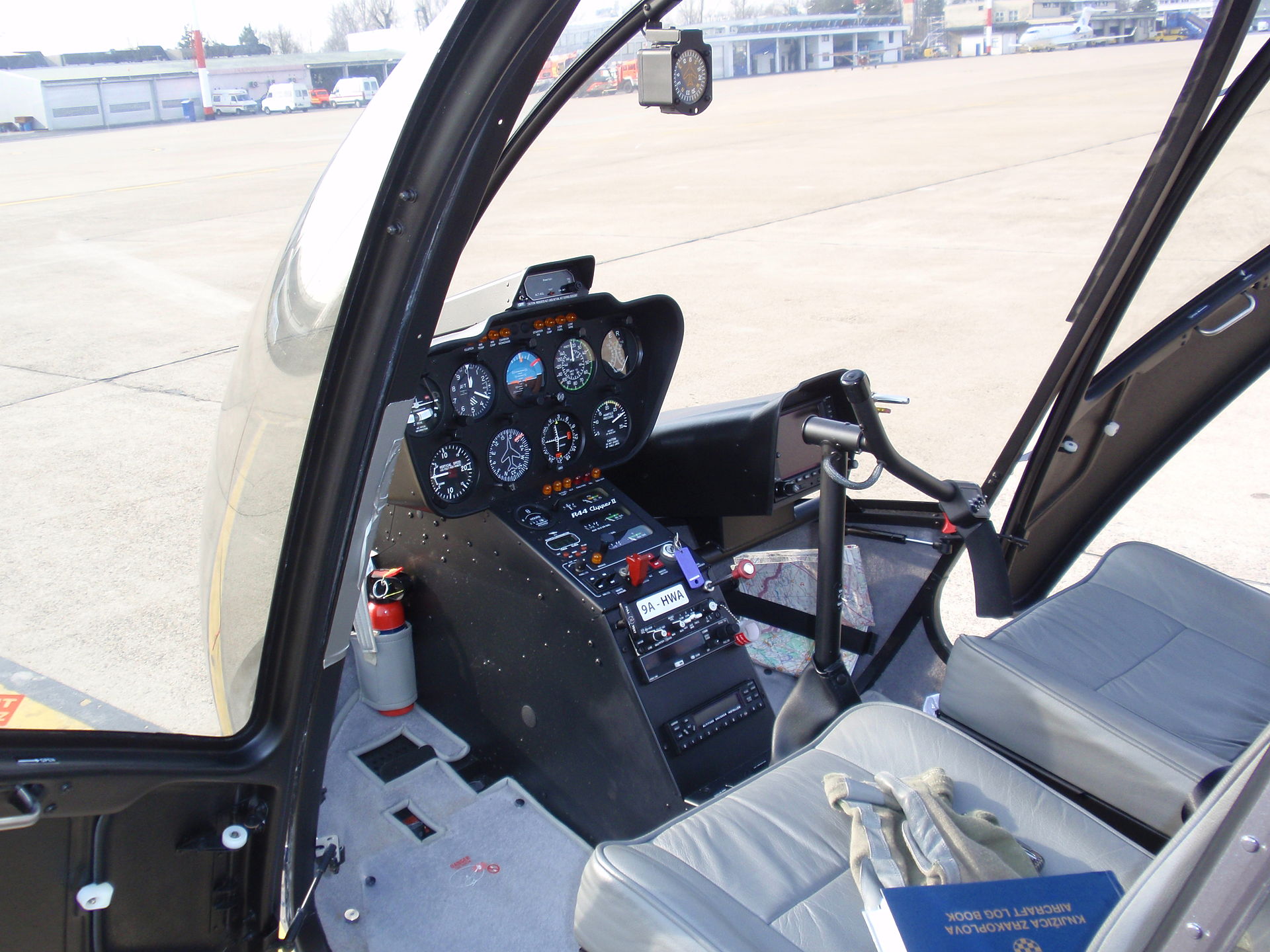 message-editor%2F1610577194712-1920px-robinson_r44_cockpit.jpeg