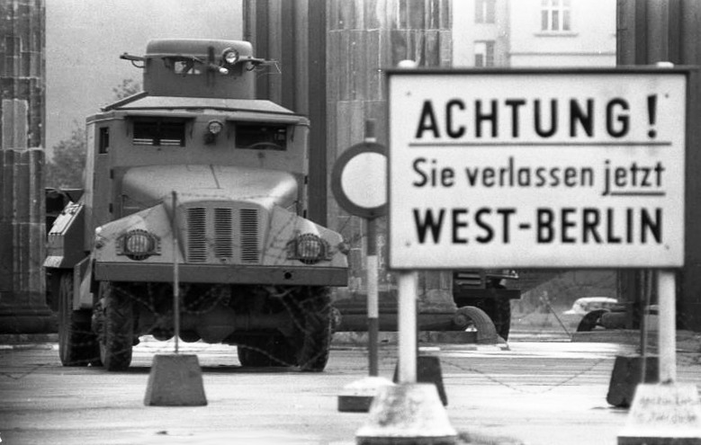 message-editor%2F1631634554884-bundesarchiv_bild_173-1282_berlin_brandenburger_tor_wasserwerfer.jpg