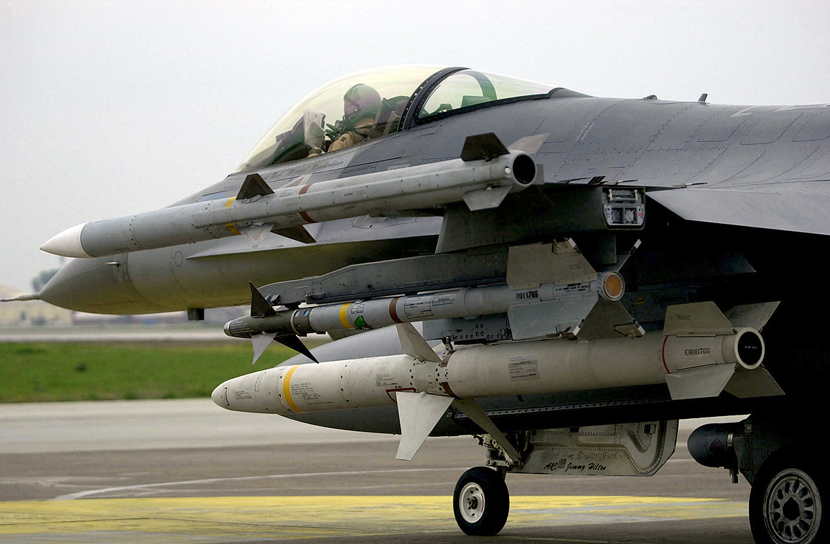 aim-9_aim-120_and_agm-88_on_f-16c.jpg