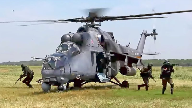 Watch This Russian Mi-35 Hind Do What No Other Attack Helicopter Can