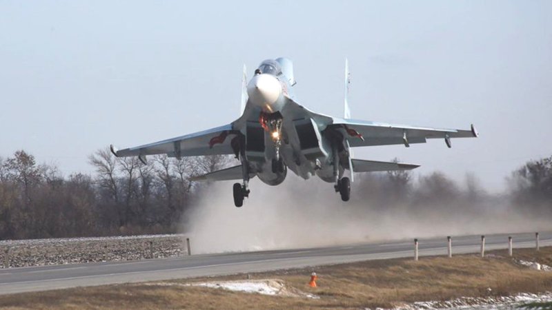 Watch These Russian Su-30 And Su-34 Jets Do Touch-and-Gos on a Highway